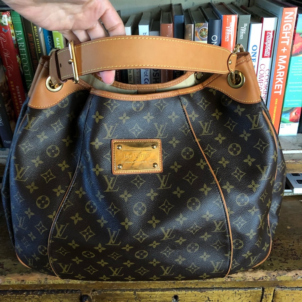 Gorgeous Louis Vuitton Galliera GM monogram shoulder bag!